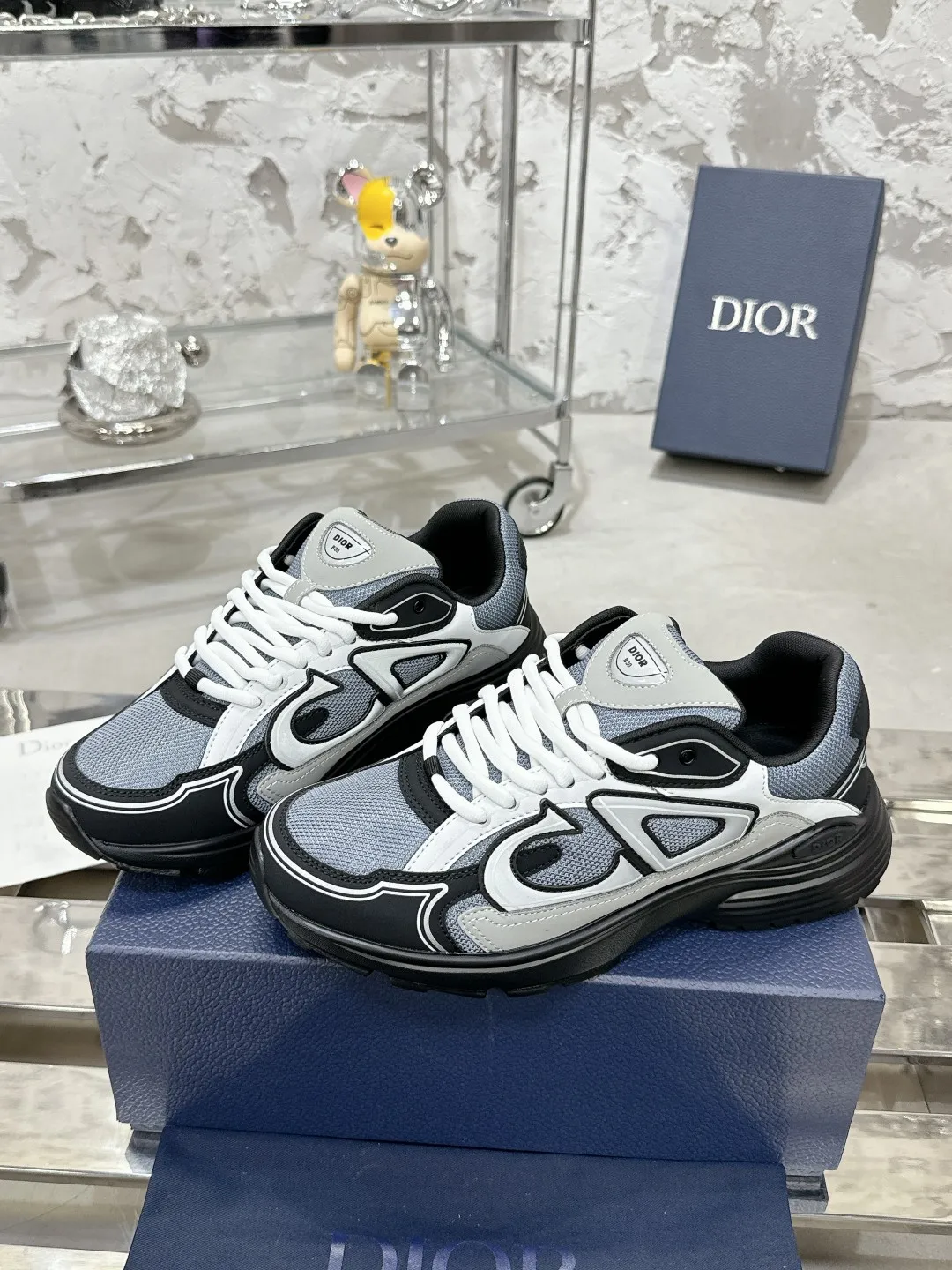 Men's men's shoes 💰600❤️❤️❤️High version Dior Dior's latest color matching B30 series reflective dad sneakers original 17380💰 purchased for development and production Brand new B30 sneakers Dad Shoes style shoes that follow the trend of the retro market The Dior logo on the tongue also indicates that this pair of shoes is the B30 model! B30 uses fine-textured leather and mesh cloth materials to form a shoe body. There are conspicuous letters CD on both sides of the shoe body to indicate identity. Many lines on the shoe body outline details to make the shoes look less monotonous and full of retro flavor. The delivery counter is exquisitely packaged🛍📦 ▪️Fabric: Original customized technical fabric + mesh ▪️Inner lining: Customized breathable lining ▪️Outsole: Original molded IP foam + TPU outsole ▪️Sole thickness: 3.5CM ▪️Size: Women’s size 35-40 / Men’s size 39-46